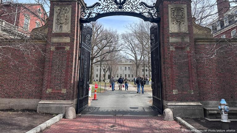 How Trump's intimidation tactics affect Harvard students dw