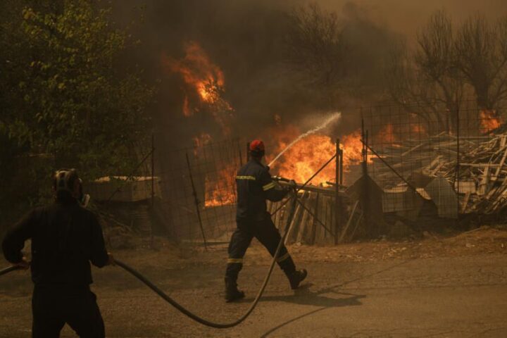 EU to send help to Greece as wildfires threaten Athens