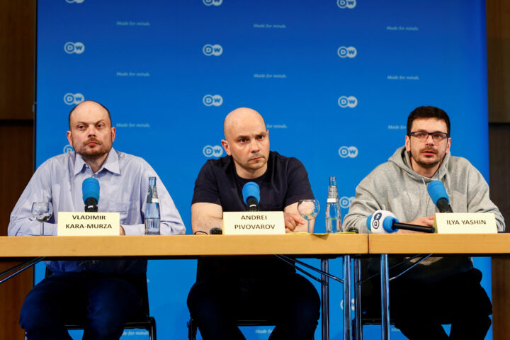 Freed Russian dissidents speak with reporters in Bonn