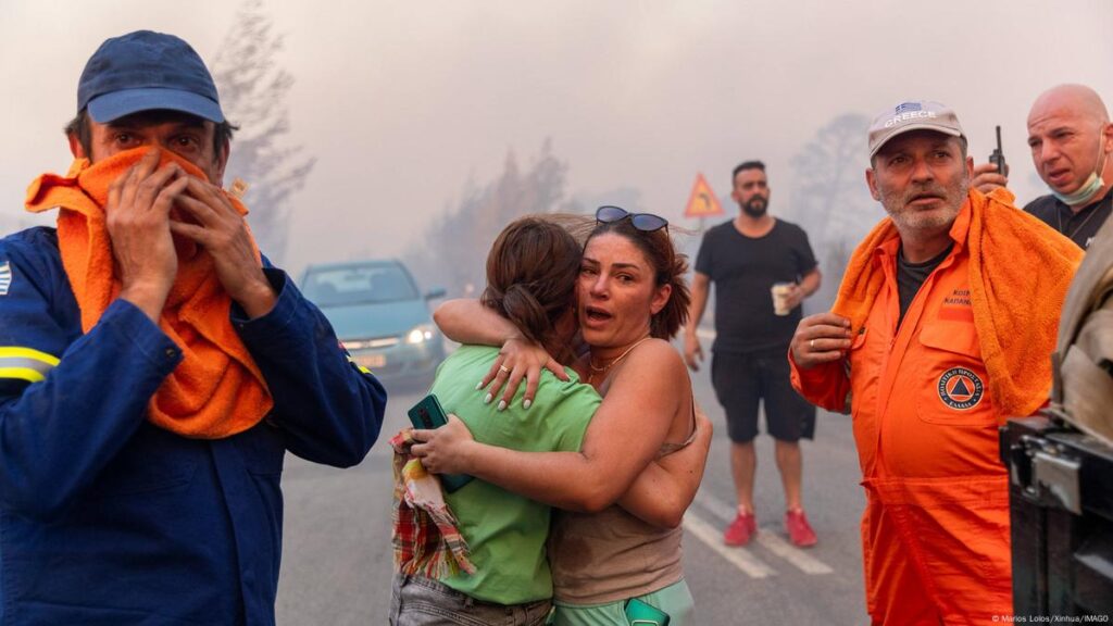 EU to send help to Greece as wildfires threaten Athens