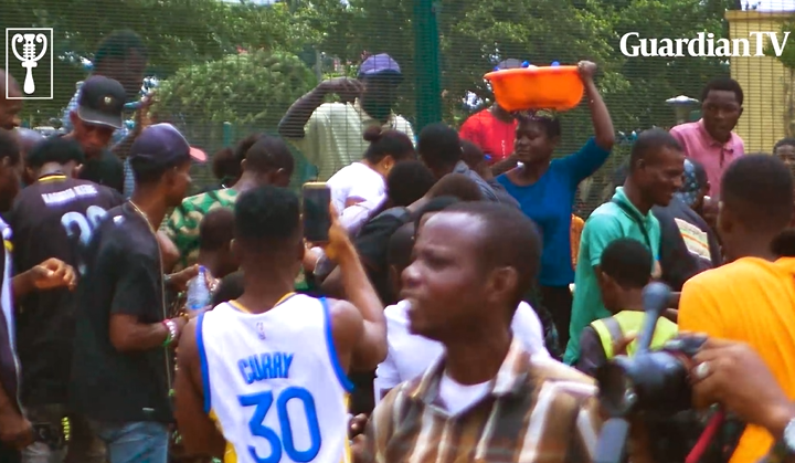 #EndbadgovernanceDay 2: Hoodlums Loot snacks at Ojota, Lagos