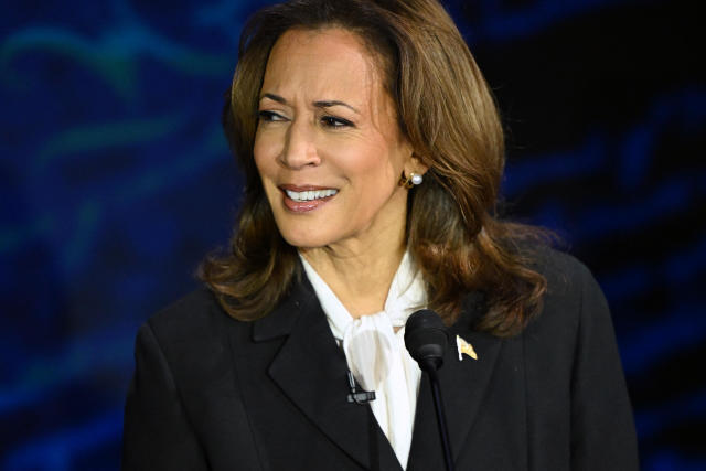 Was Kamala Harris using an earpiece during the debate