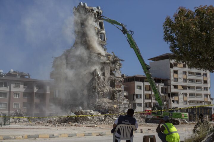 Toxic earthquake debris endangering lives in Turkey