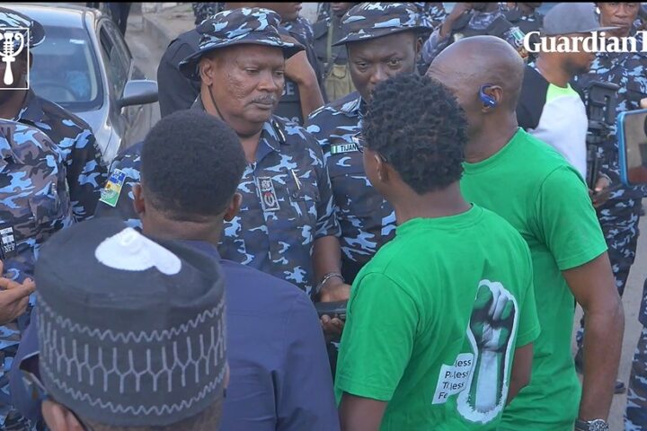 #FearlessOctober1: New Lagos CP "Ishola Lanre" spotted speaking with protest leaders in Ikeja, Lagos