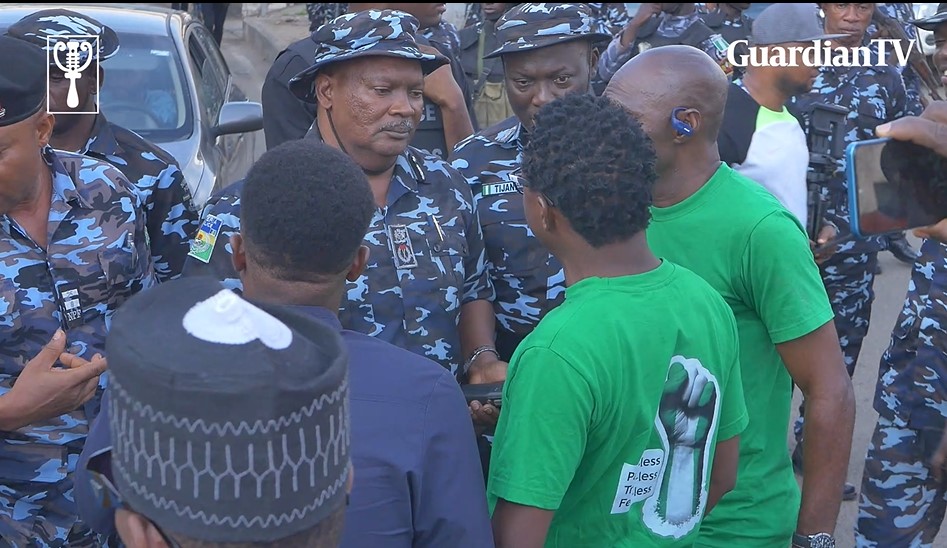 #FearlessOctober1: New Lagos CP "Ishola Lanre" spotted speaking with protest leaders in Ikeja, Lagos