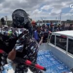 #FearlessOctober1: Nigerian police share water with protesters in Ojota