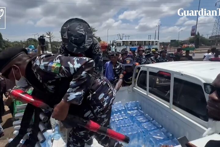 #FearlessOctober1: Nigerian police share water with protesters in Ojota