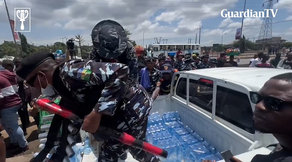 #FearlessOctober1: Nigerian police share water with protesters in Ojota