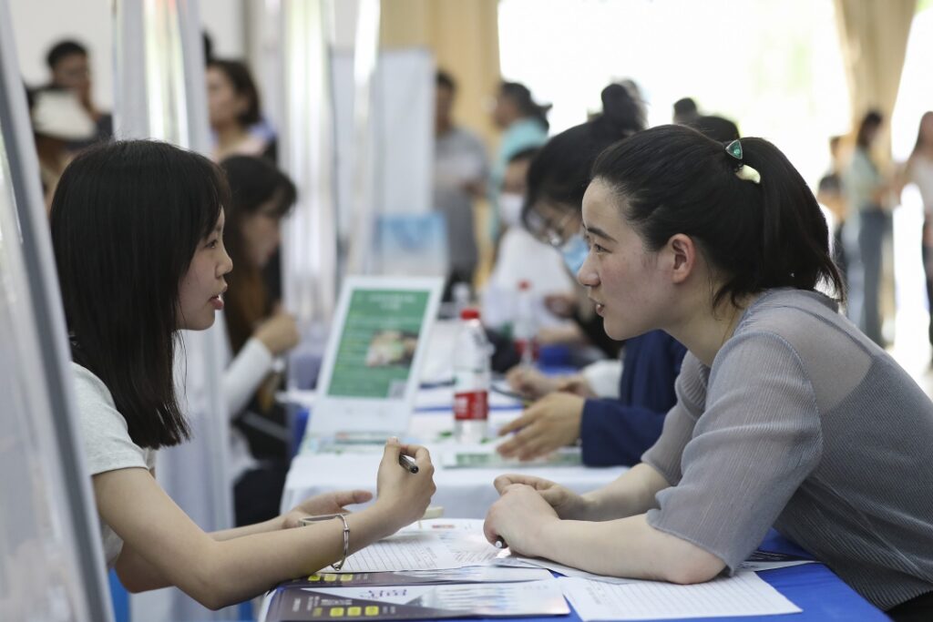 China's young people hunt for jobs