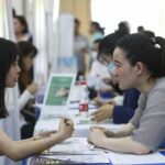 China's young people hunt for jobs