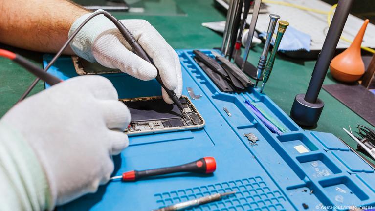 Why companies harm the planet by hindering phone repair