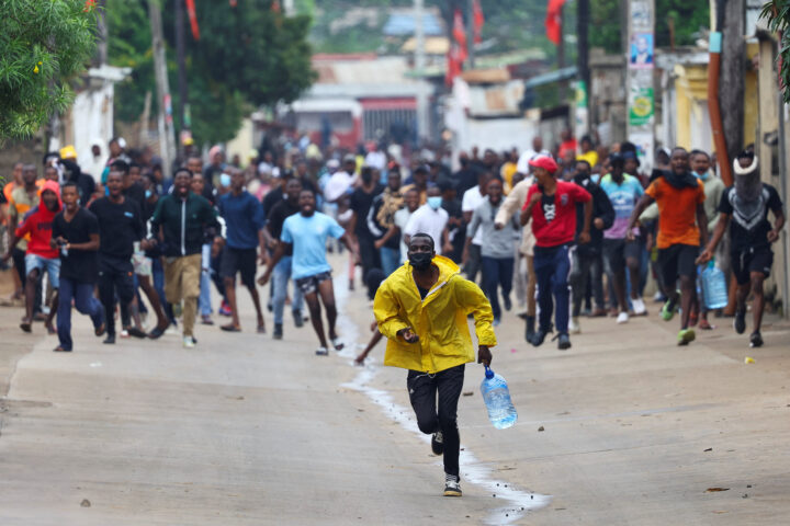 Police and protesters clash in Maputo after disputed election