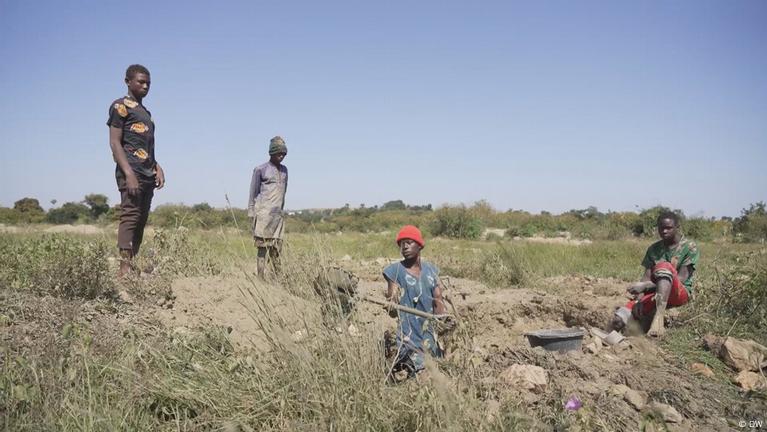 Child miners in Nigeria risk their health for little money