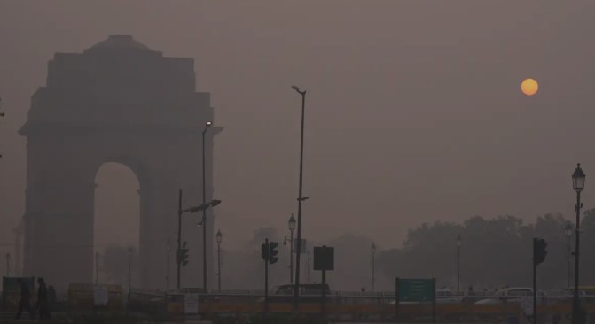 Indians slowly choking under clouds of air pollution