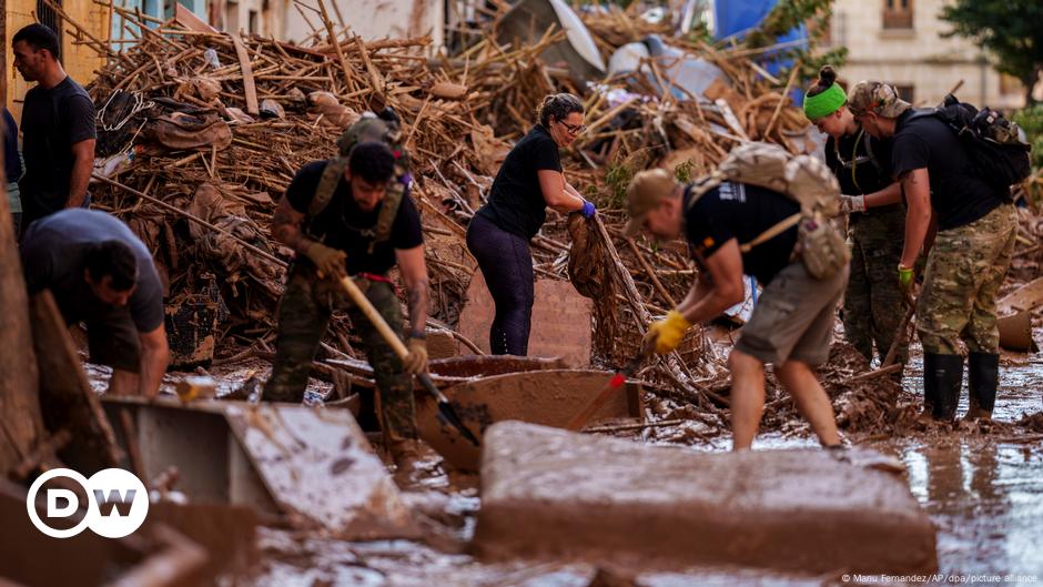 Spain sends 10,000 more troops, police to flood-hit Valencia