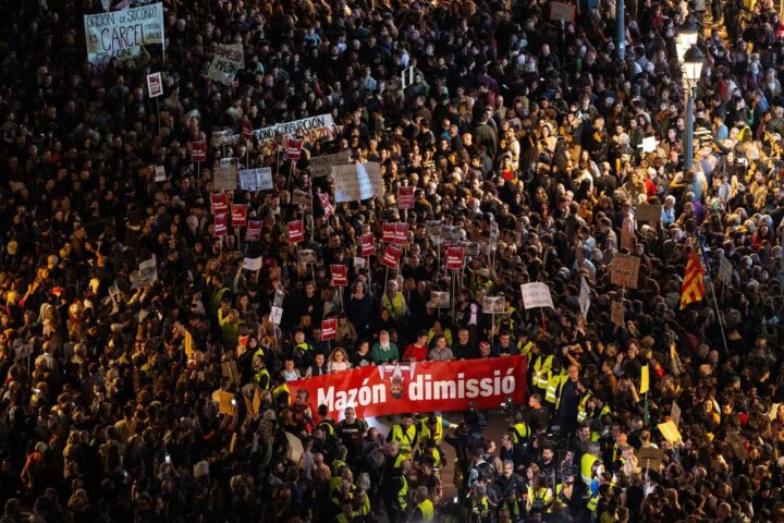 Thousands protest, demand Valencia leader resign