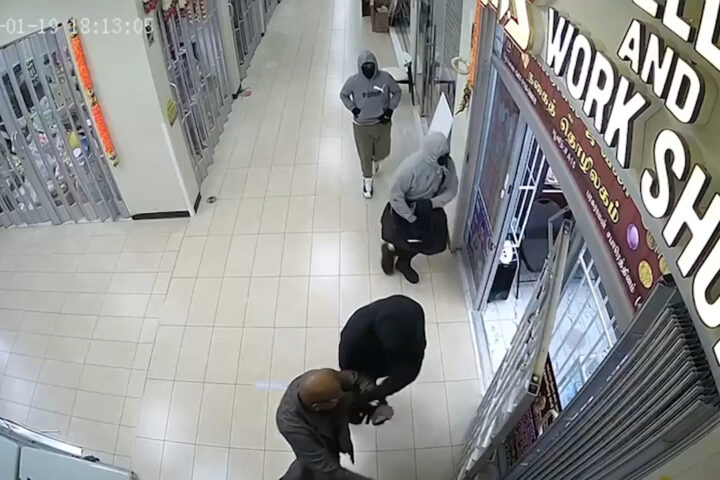 Criminals fire shots inside a shopping mall and rob a jewelry store