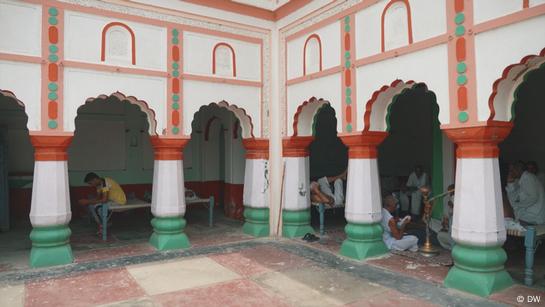 How India's Hindu-Muslim conflict plays out in mosques