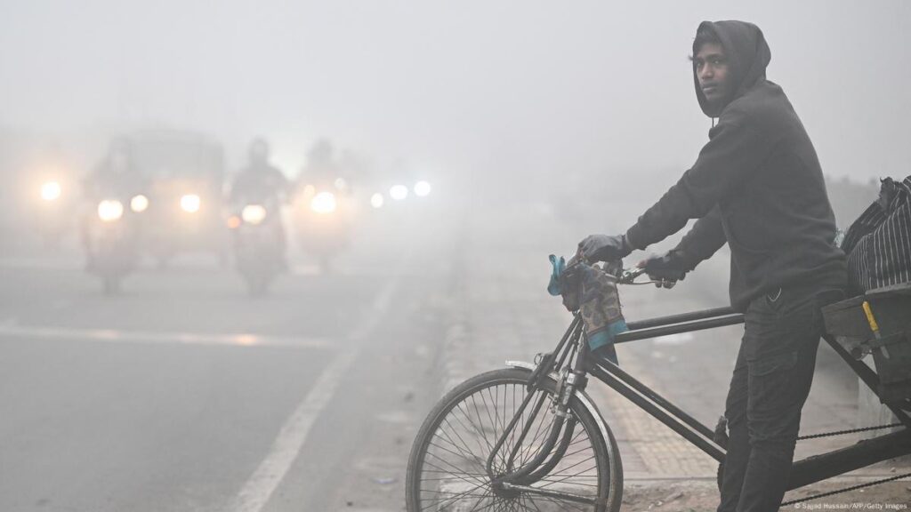 India: Thick fog brings New Delhi to a crawl