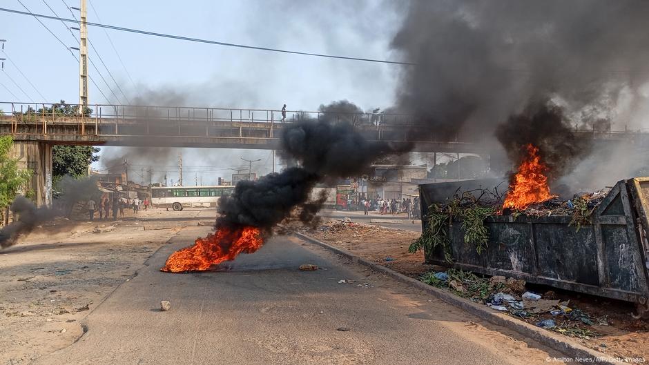 Mozambique: Police fire live rounds at opposition rally