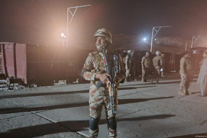 Pakistani forces race to free hundreds of hostages