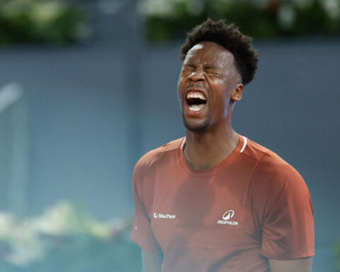 Gaël Monfils overcomes injury and two-set deficit to advance to French Open second round