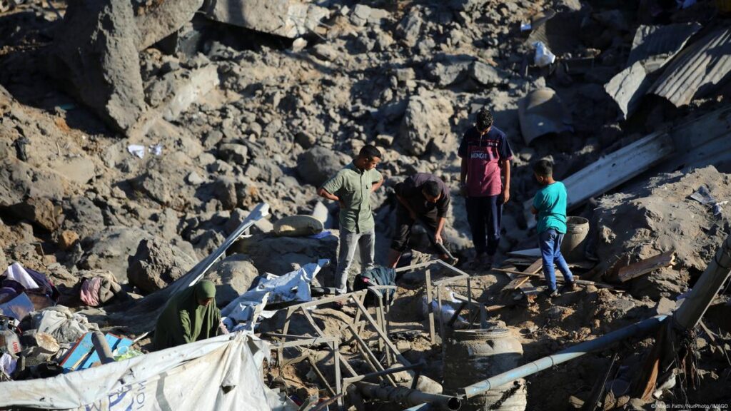 Gaza: UN experts warn of 'annihilation' by Israeli strikes